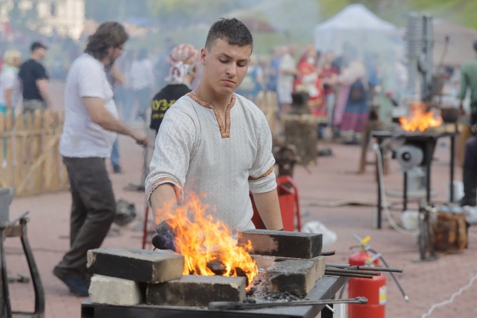 Молот и песня Молот и песня