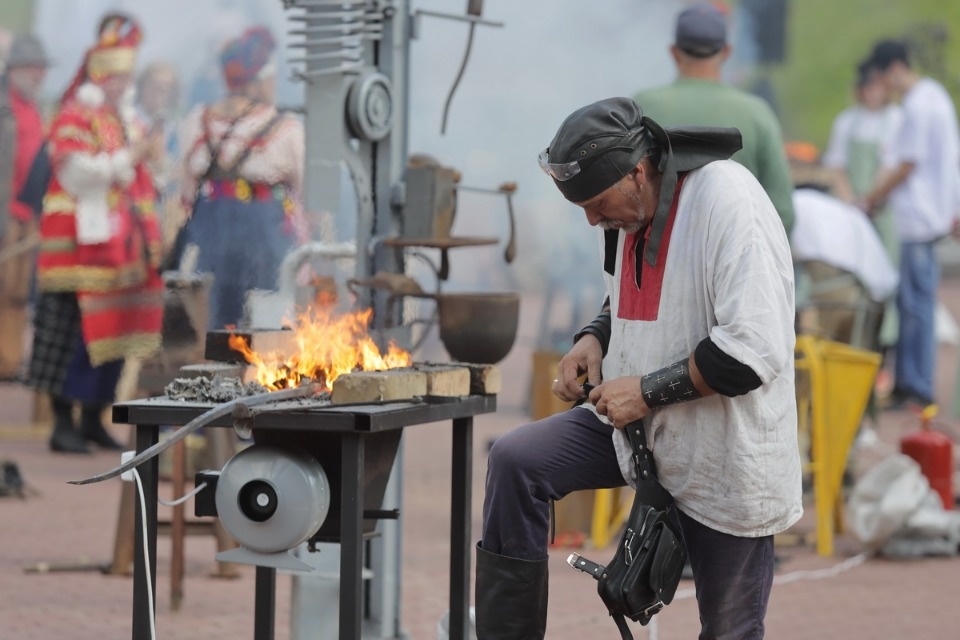 Молот и песня Молот и песня