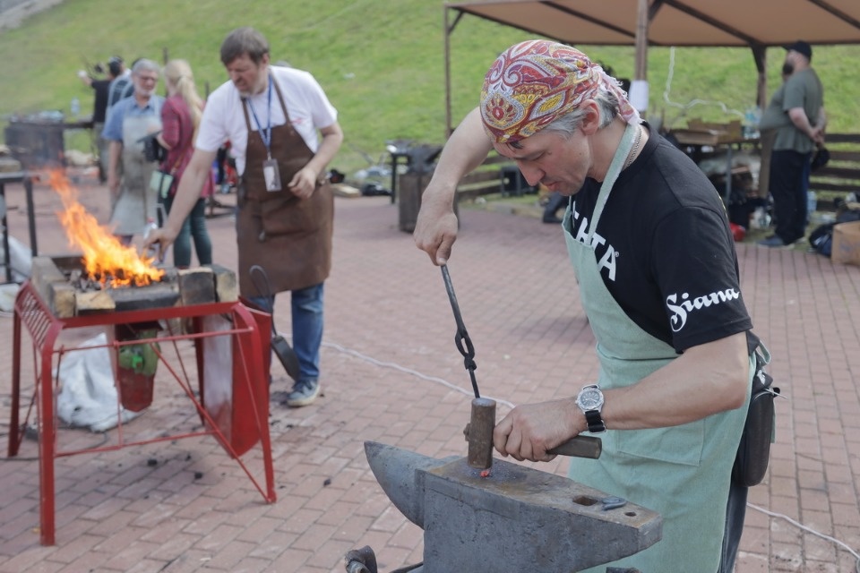 Молот и песня Молот и песня