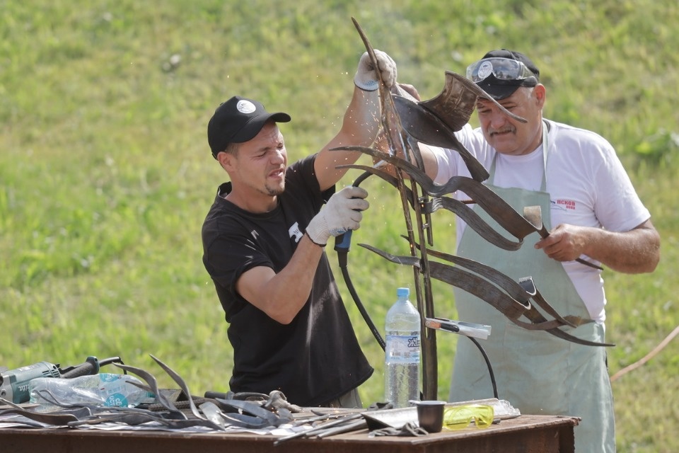 Молот и песня Молот и песня