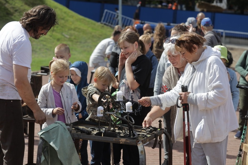 Молот и песня Молот и песня