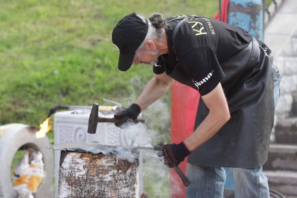 Молот и песня Молот и песня