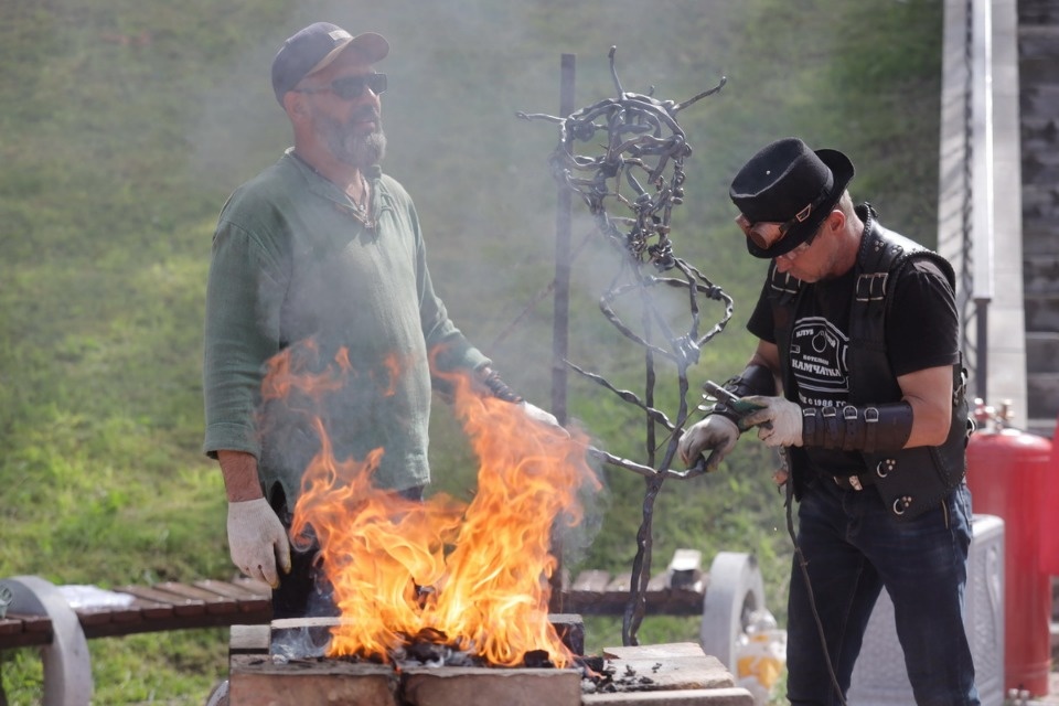 Молот и песня Молот и песня
