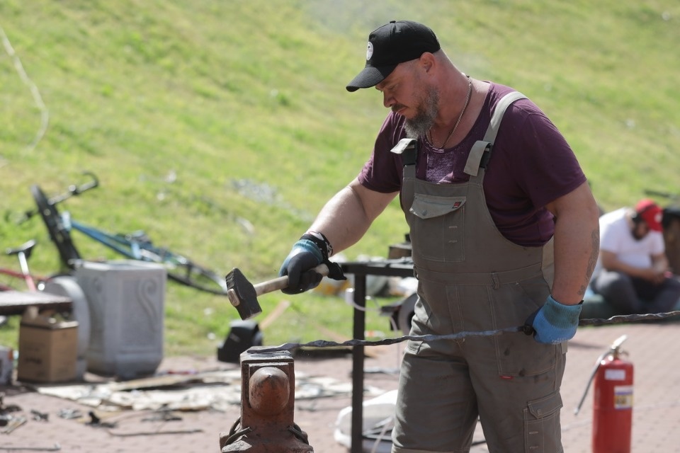 Молот и песня Молот и песня