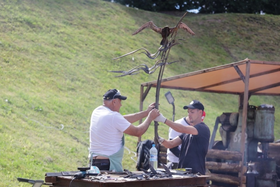 Молот и песня Молот и песня