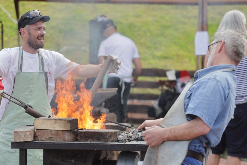 Молот и песня Молот и песня