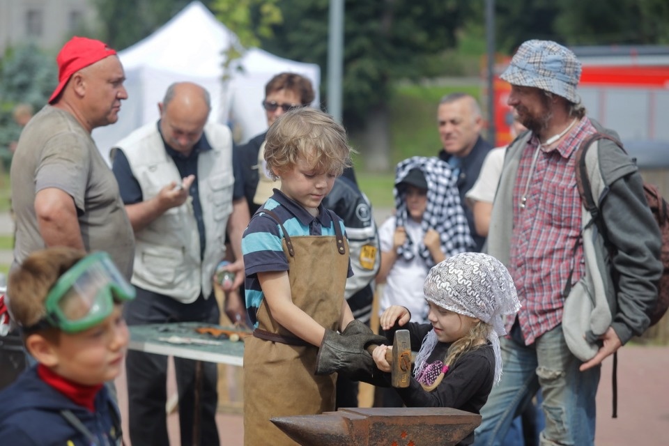 Молот и песня Молот и песня
