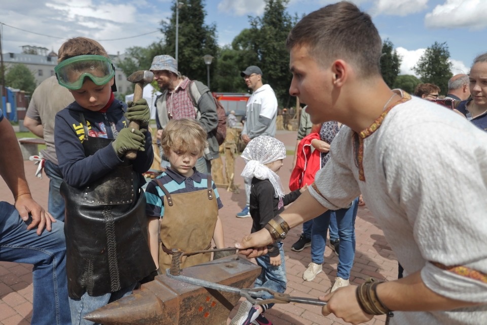 Молот и песня Молот и песня