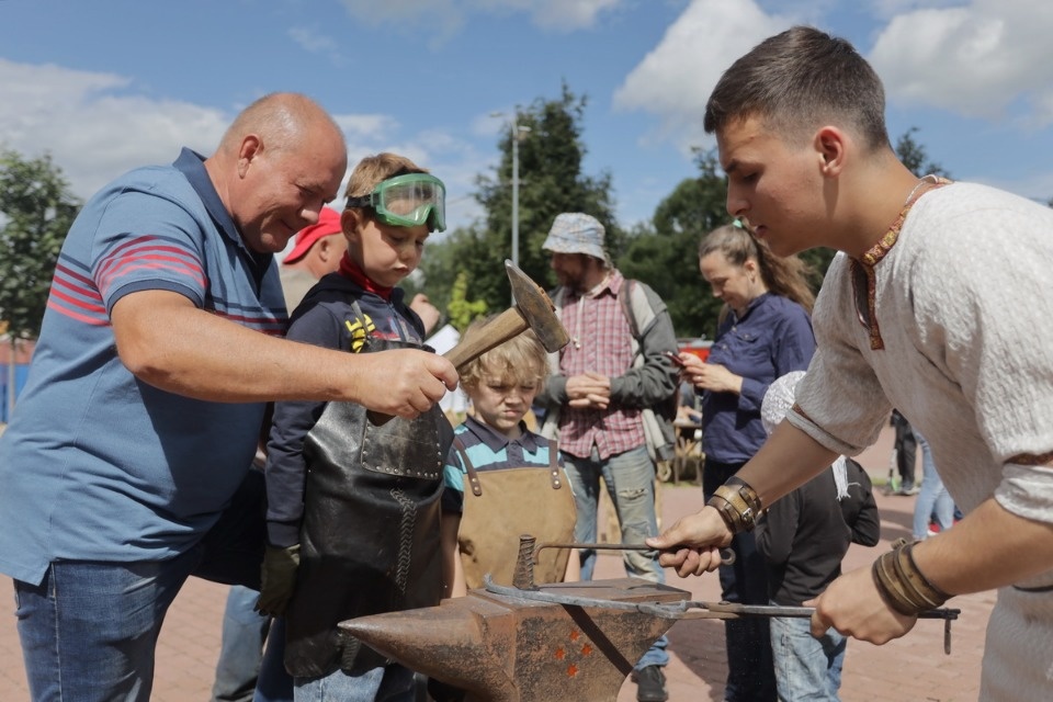 Молот и песня Молот и песня