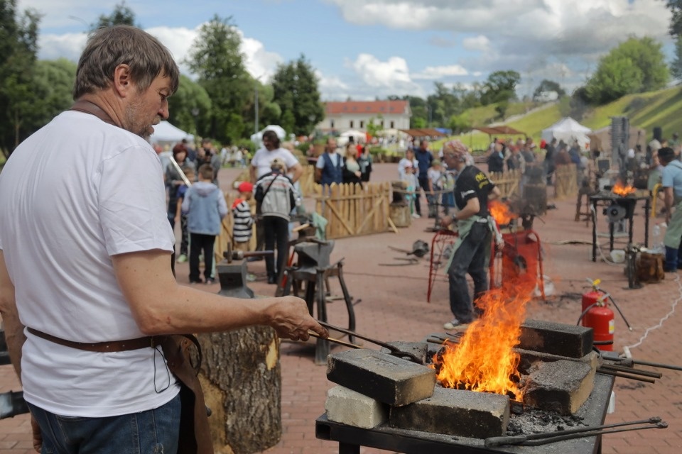 Молот и песня Молот и песня