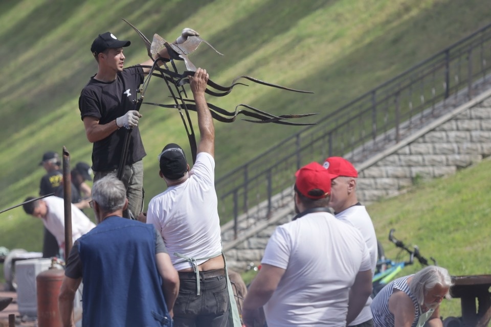 Молот и песня Молот и песня