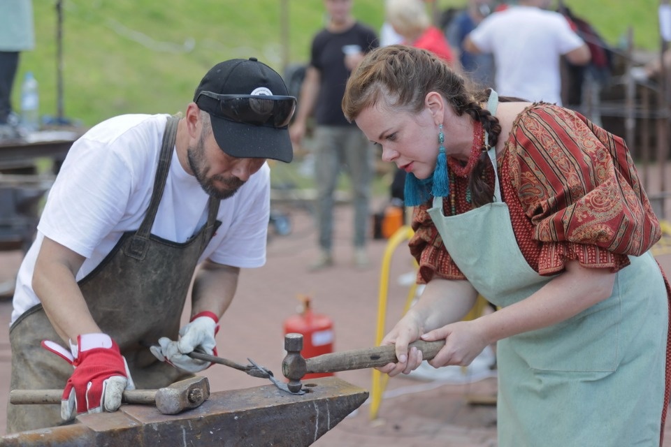 Молот и песня Молот и песня