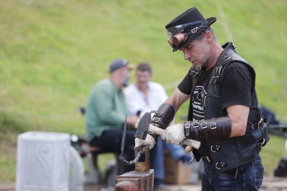 Молот и песня Молот и песня