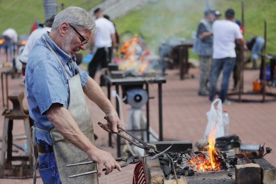 Молот и песня Молот и песня
