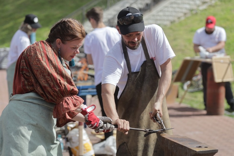 Молот и песня Молот и песня