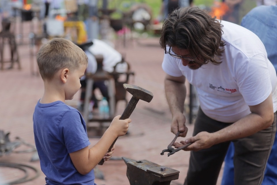 Молот и песня Молот и песня