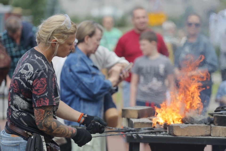 Молот и песня Молот и песня