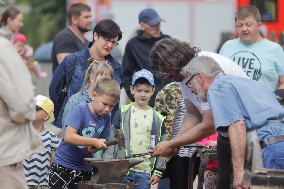 Молот и песня Молот и песня