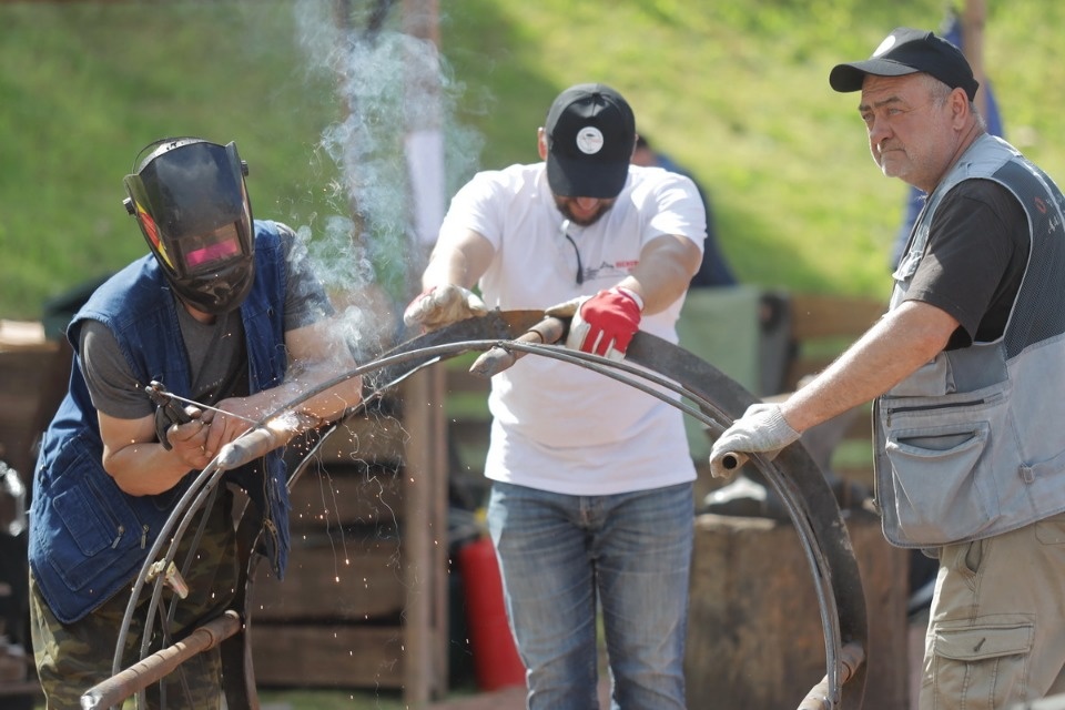 Молот и песня Молот и песня