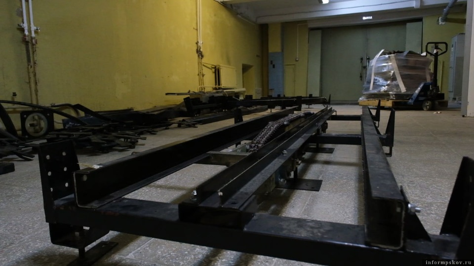 В псковский аэропорт привезли новейший транспортёр