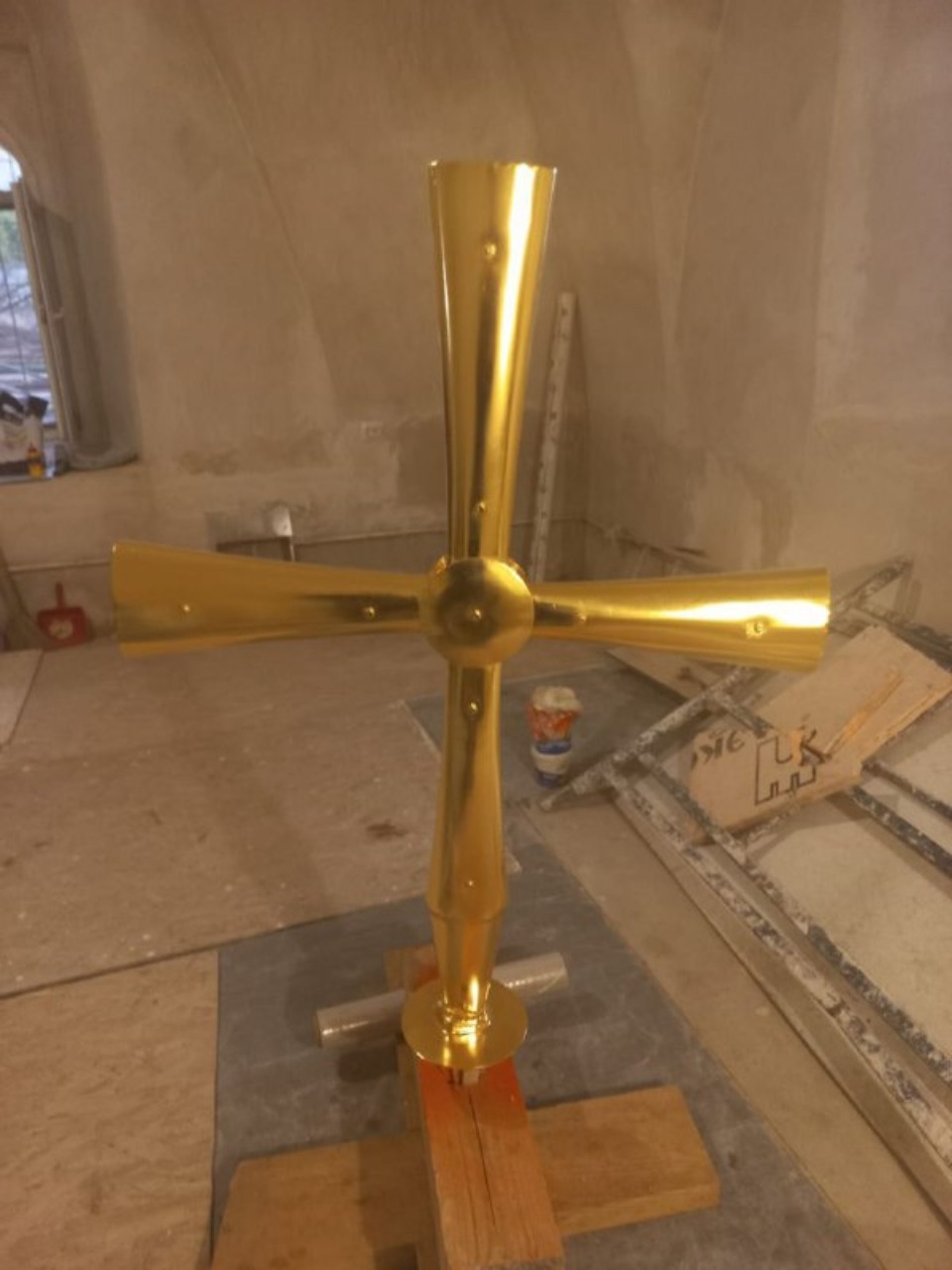 Специалисты завершили золочение креста колокольни Псковского кремля