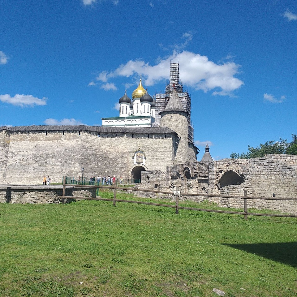 Специалисты завершили золочение креста колокольни Псковского кремля