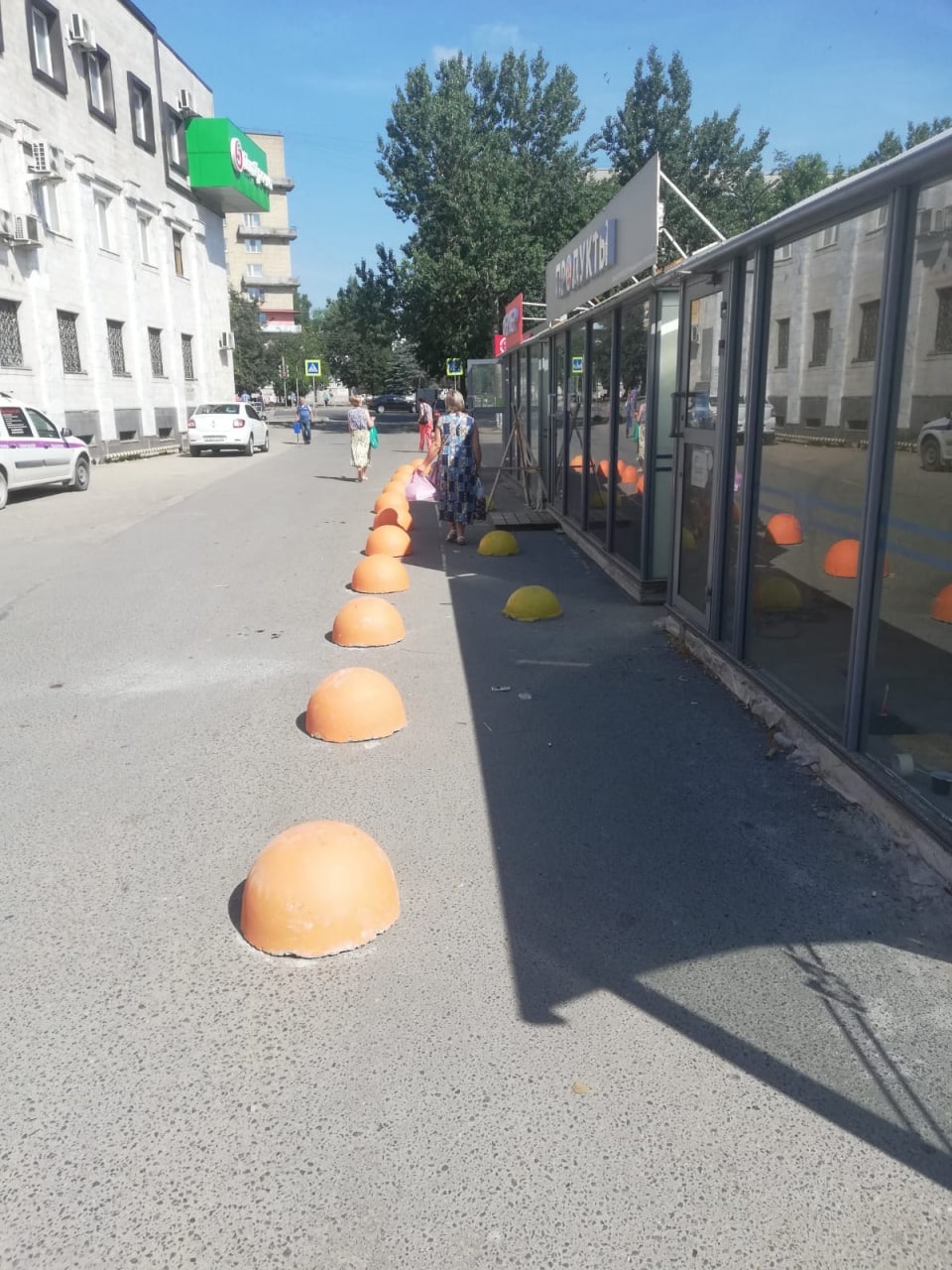 Полусферы безопасности установили у рынка «Маяк» в Пскове