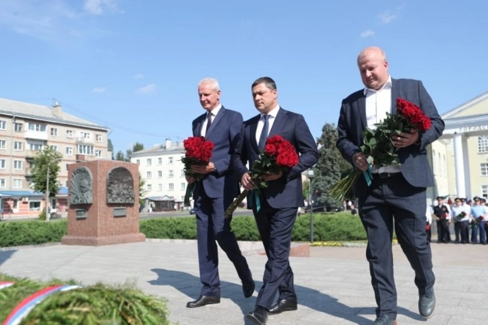 В Пскове возложили цветы к стеле «Город воинской славы» В Пскове возложили цветы к стеле «Город воинской славы»