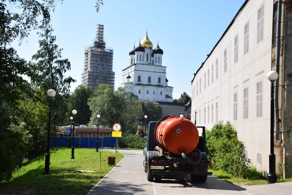 На канализационных сетях перед Троицким мостом в Пскове установили пневмозаглушку На канализационных сетях перед Троицким мостом в Пскове установили пневмозаглушку