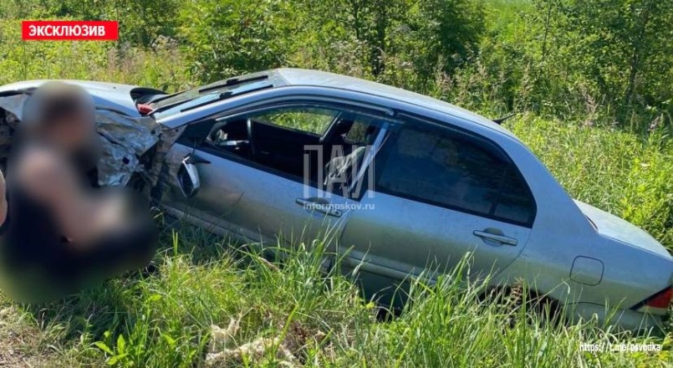 Две машины вылетели в кювет в результате ДТП в Псковском районе