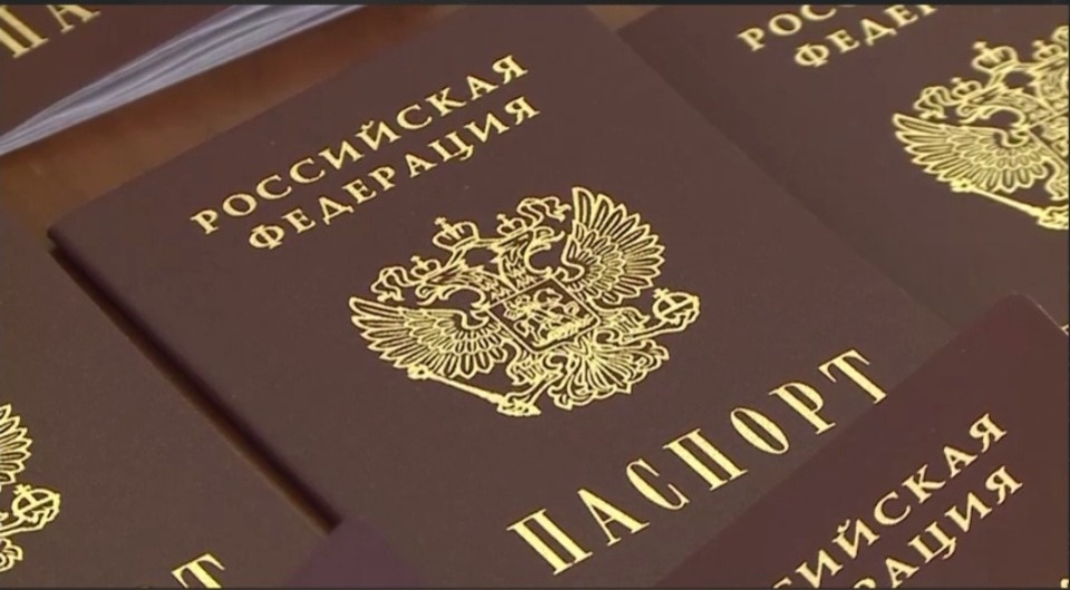 Губернатор Псковской области вручил украинским беженцам российские паспорта