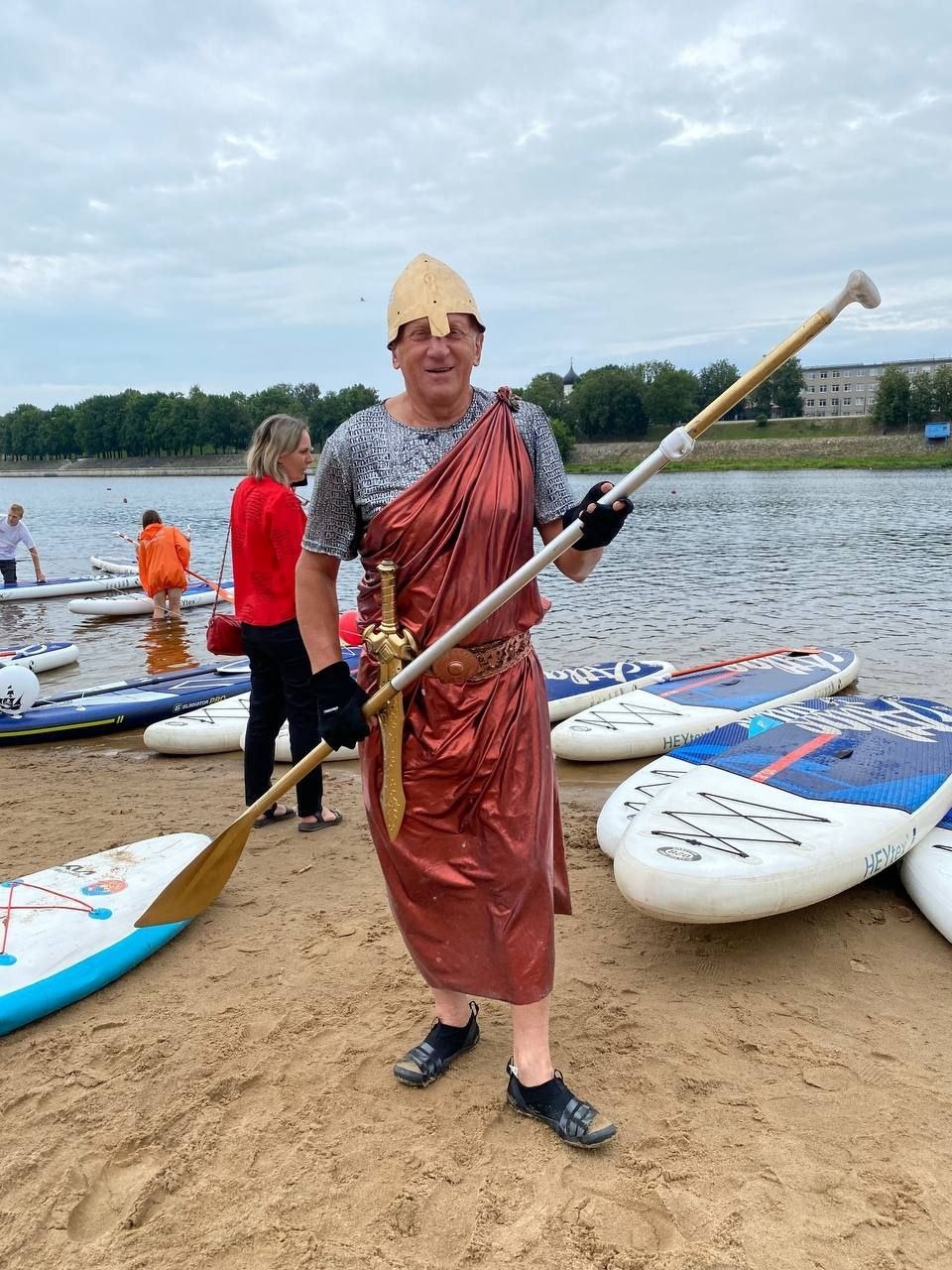 Костюмированный массовый заплыв sup-сёрферов прошел в Пскове