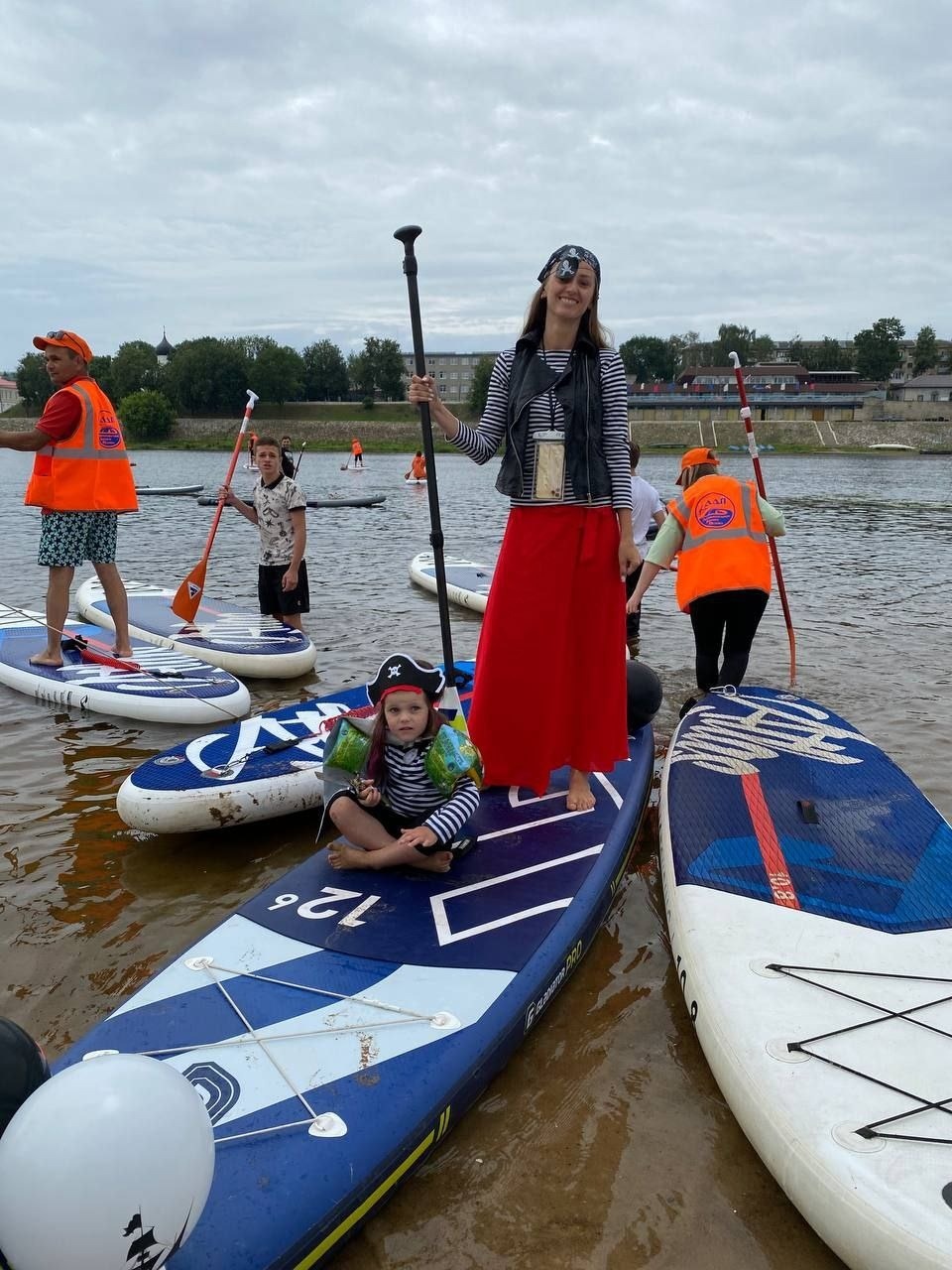 Костюмированный массовый заплыв sup-сёрферов прошел в Пскове