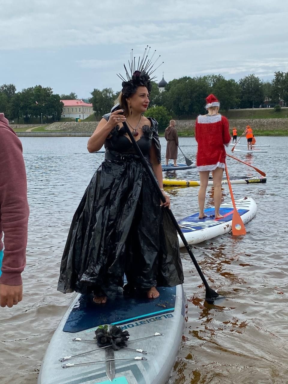 Костюмированный массовый заплыв sup-сёрферов прошел в Пскове