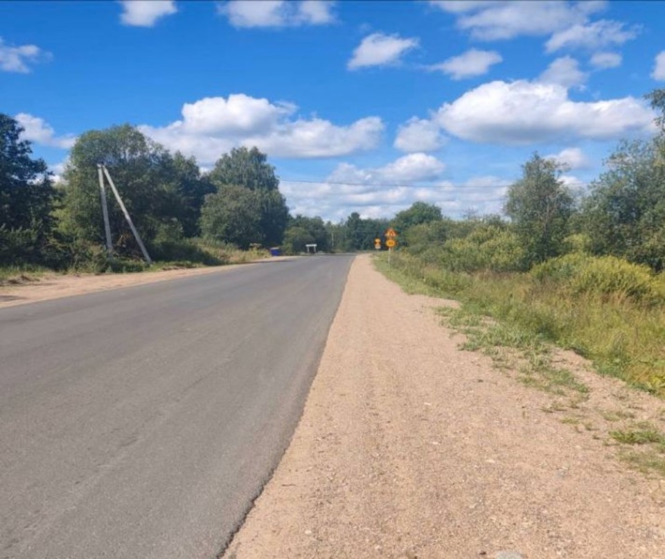 Изношенное асфальтобетонное покрытие восстанавливают на дороге Струги Красные – Зовка Изношенное асфальтобетонное покрытие восстанавливают на дороге Струги Красные – Зовка