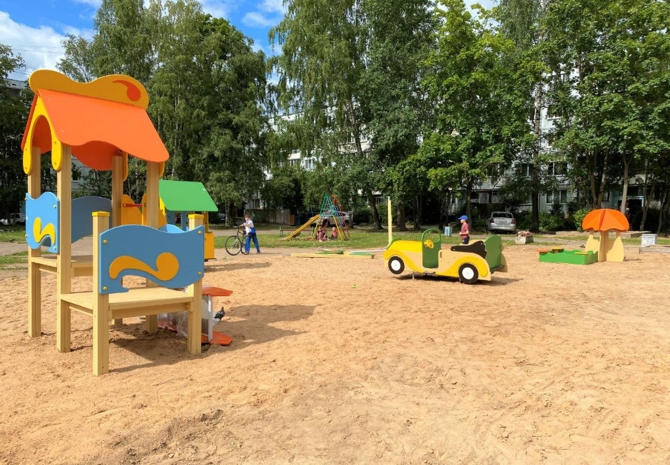 Порядка 40 новых игровых детских комплексов установят в Пскове к концу сентября
