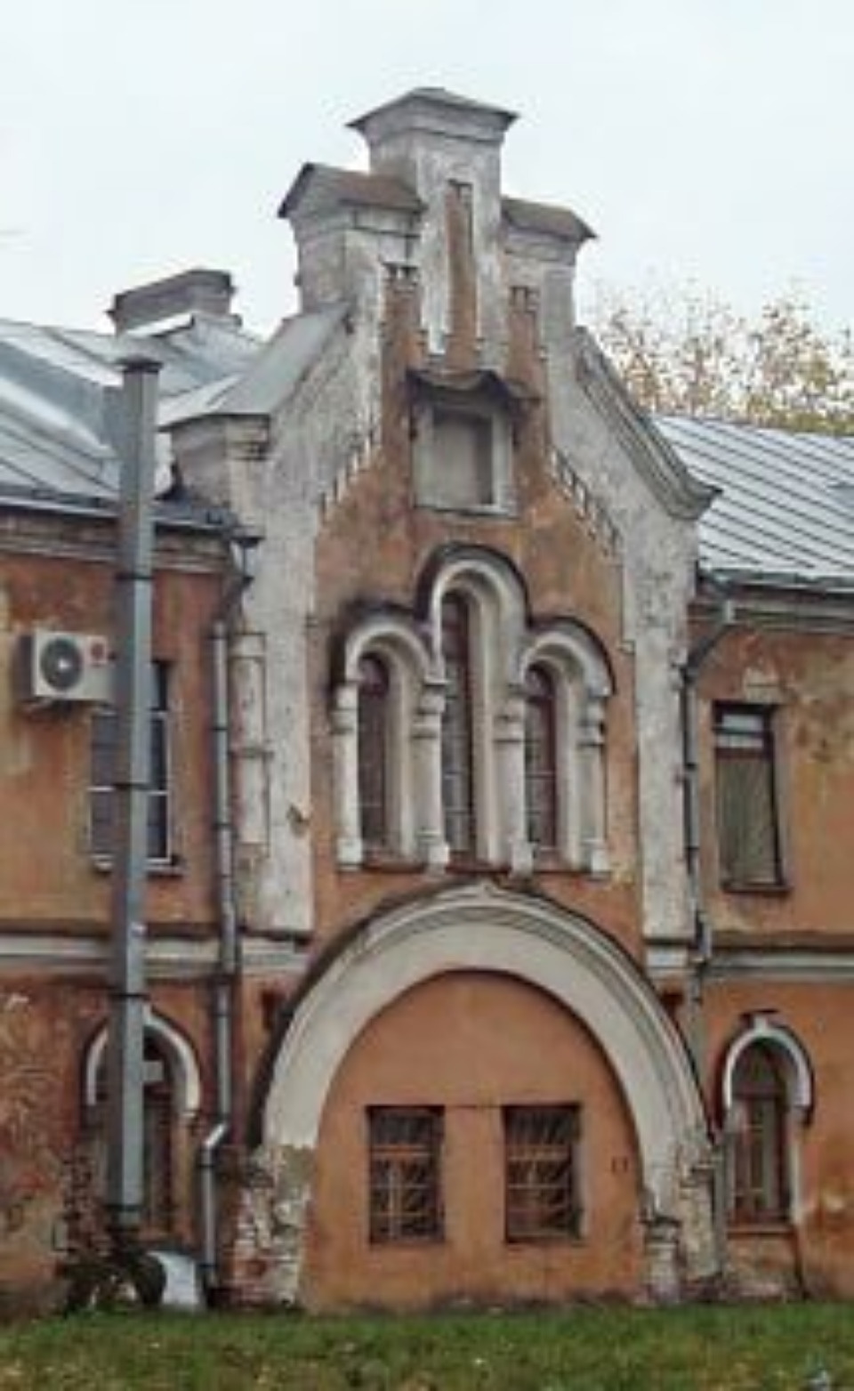 Стеклянные стены и мансарда появятся в здании Печорского подворья в Пскове после реставрации