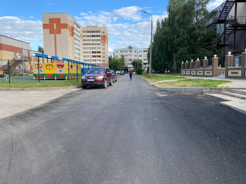 Первые в 2022 году междворовые проезды облагородили по Рижскому проспекту, улице Юбилейной и Коммунальной в Пскове 