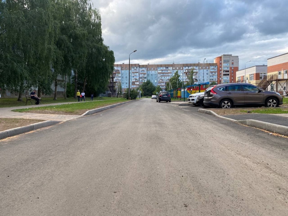 Первые в 2022 году междворовые проезды облагородили по Рижскому проспекту, улице Юбилейной и Коммунальной в Пскове 