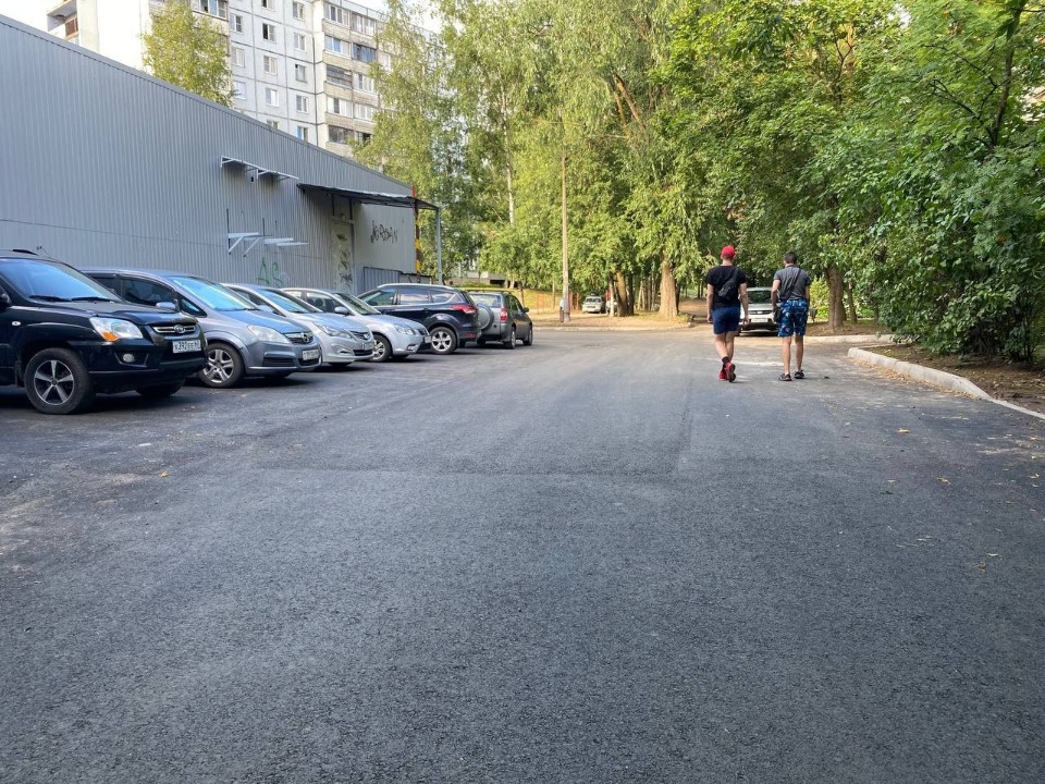 Первые в 2022 году междворовые проезды облагородили по Рижскому проспекту, улице Юбилейной и Коммунальной в Пскове 