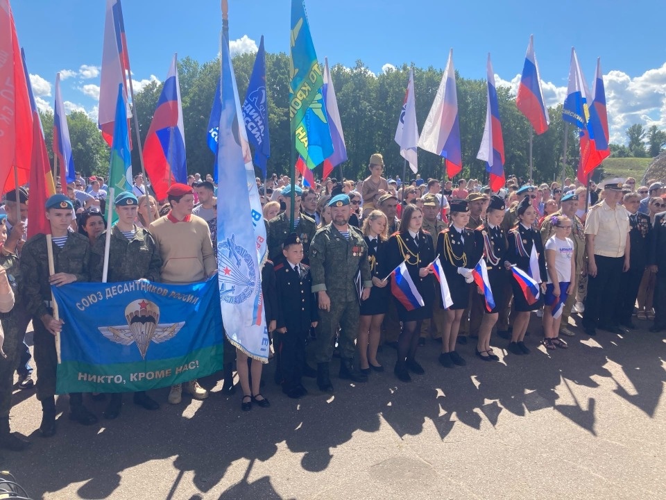 Митинг в поддержку российских военнослужащих и СВО состоялся в Великих Луках