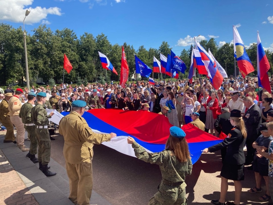 Митинг в поддержку российских военнослужащих и СВО состоялся в Великих Луках