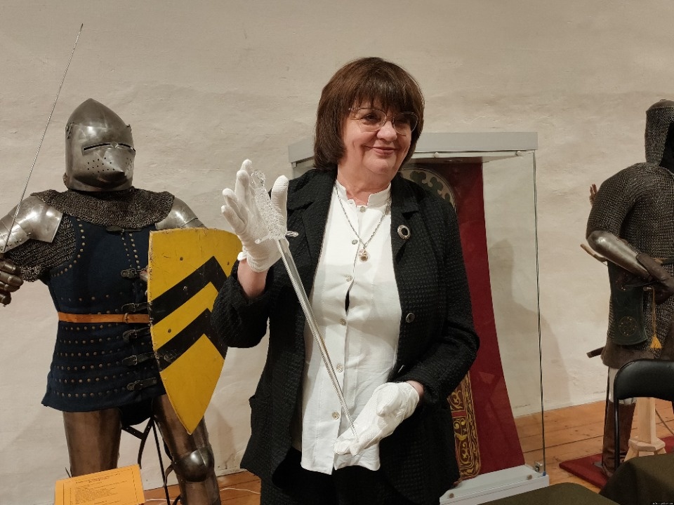 Хрустальную копию меча Довмонта сделали для победителя фестиваля реконструкторов в Пскове 