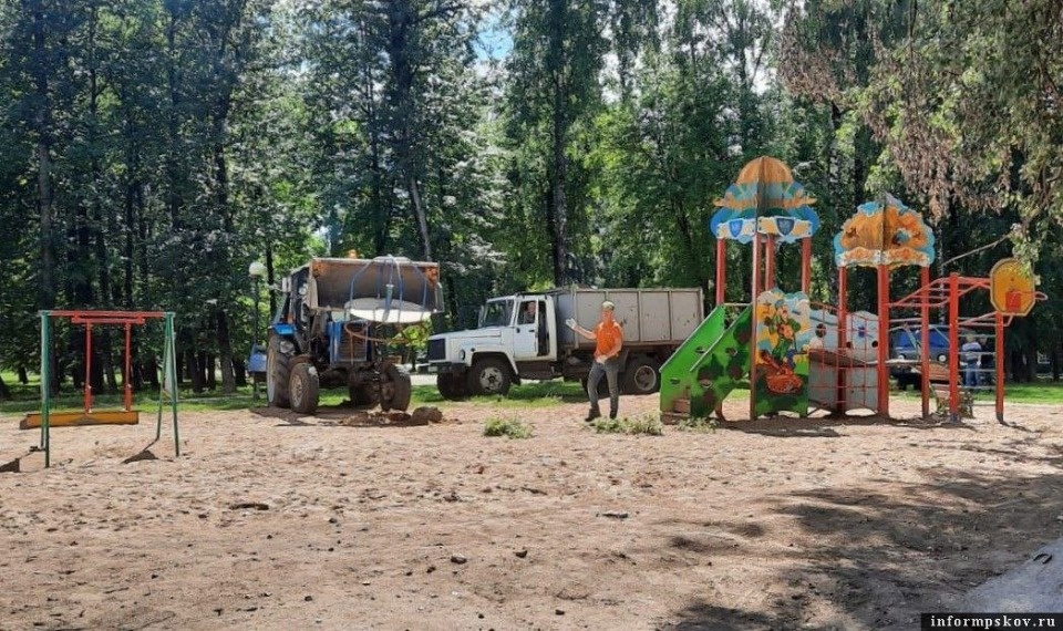 До конца августа в Пскове планируют завершить установку новых детских площадок