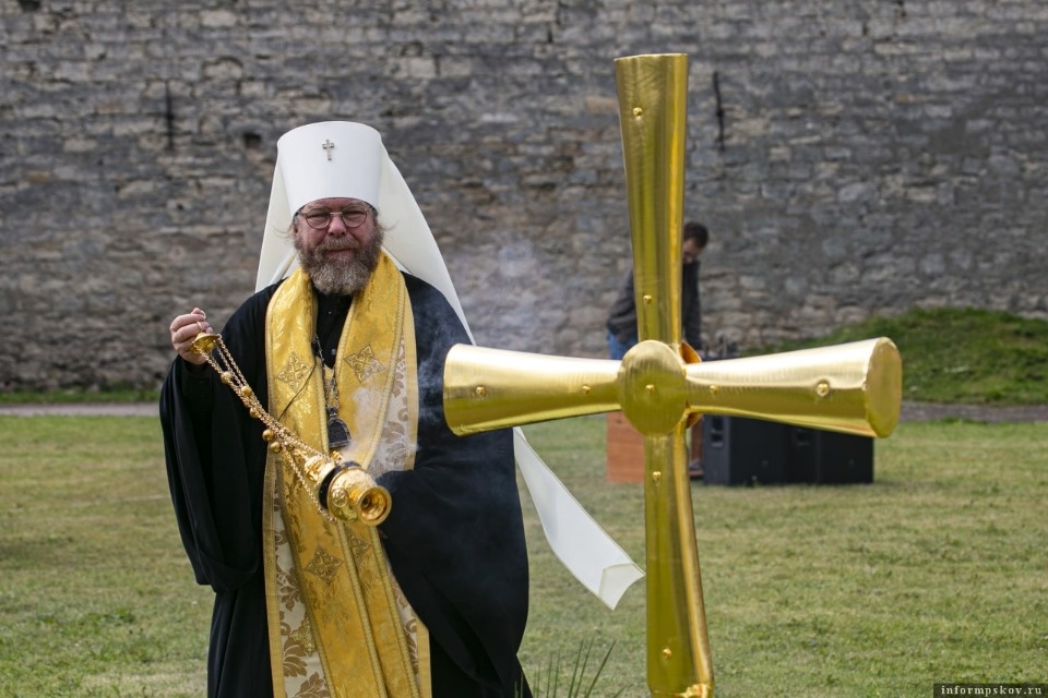 Митрополит Тихон освятил крест для главной колокольни Пскова Митрополит Тихон освятил крест для главной колокольни Пскова