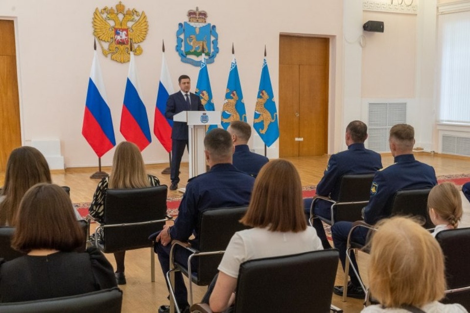 Михаил Ведерников вручил госнаграды отличившимся при исполнении воинского долга военнослужащим 76-й дивизии