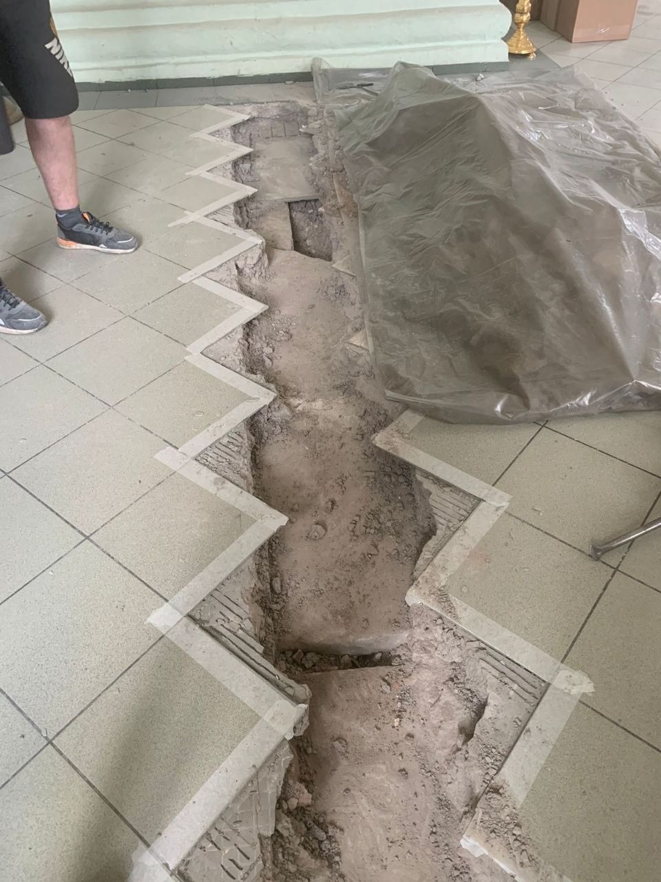 Пол из известняковых плит открыли при исследовании Троицкого собора в Пскове