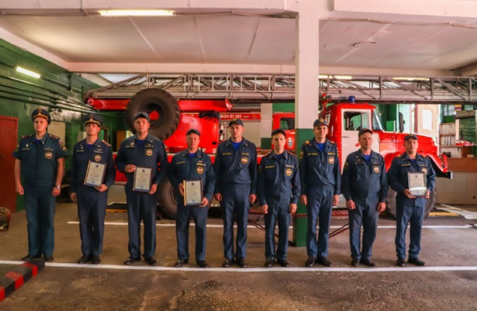 Псковских спасателей наградили за решительные действия при ликвидации пожара в музее Римского-Корсакова