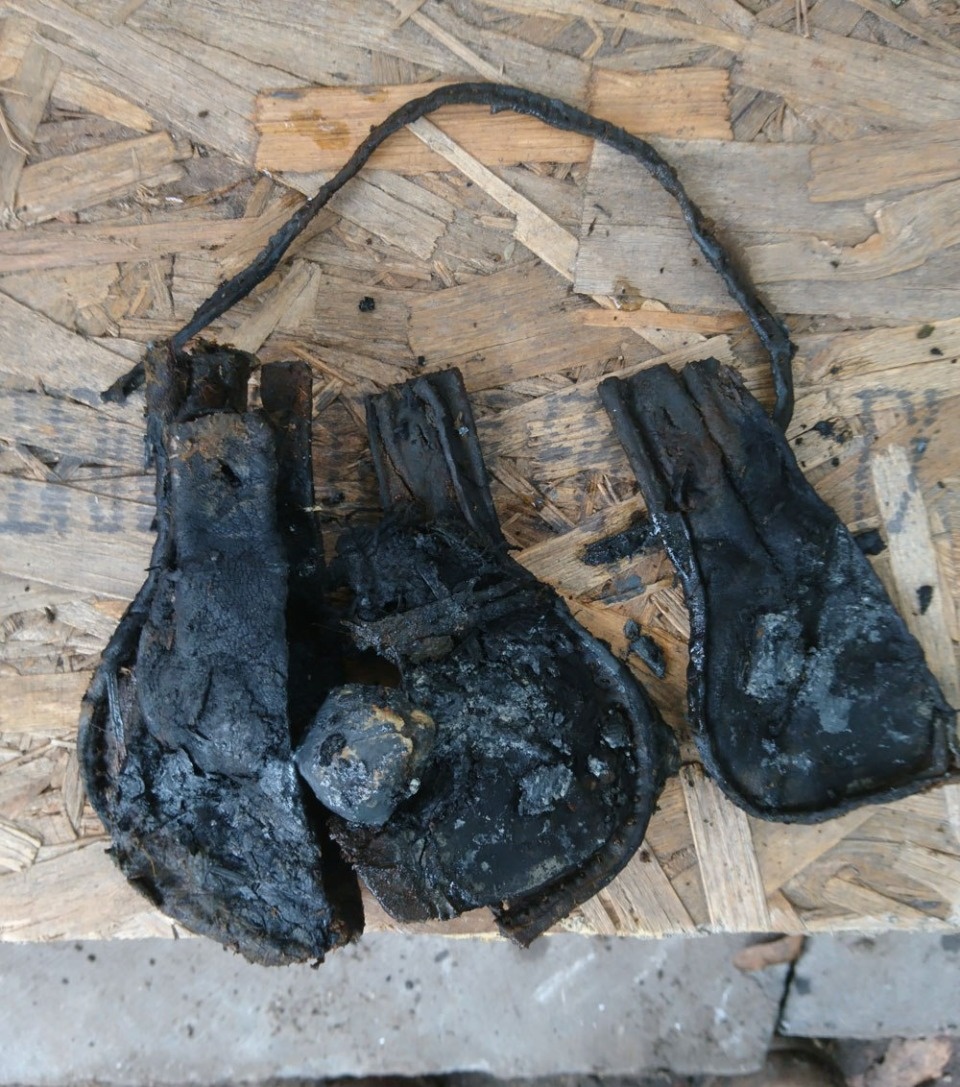 Найденную у Кремля в Пскове сумочку из постройки XIV века показали  археологи после реставрации 