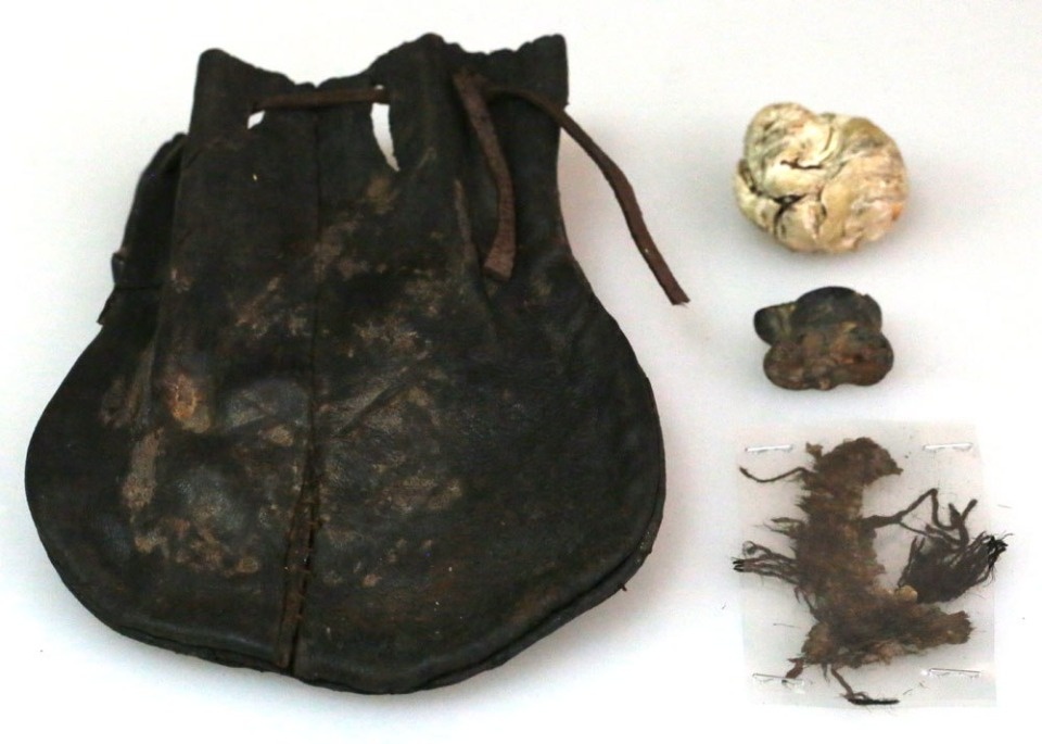 Найденную у Кремля в Пскове сумочку из постройки XIV века показали  археологи после реставрации 